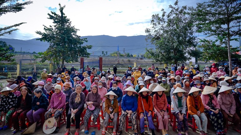 Bà con tại vùng cao xã Đại Lãnh (Quảng Nam cũ), nay là xã Thượng Đức, TP.Đà Nẵng đến nhận quà