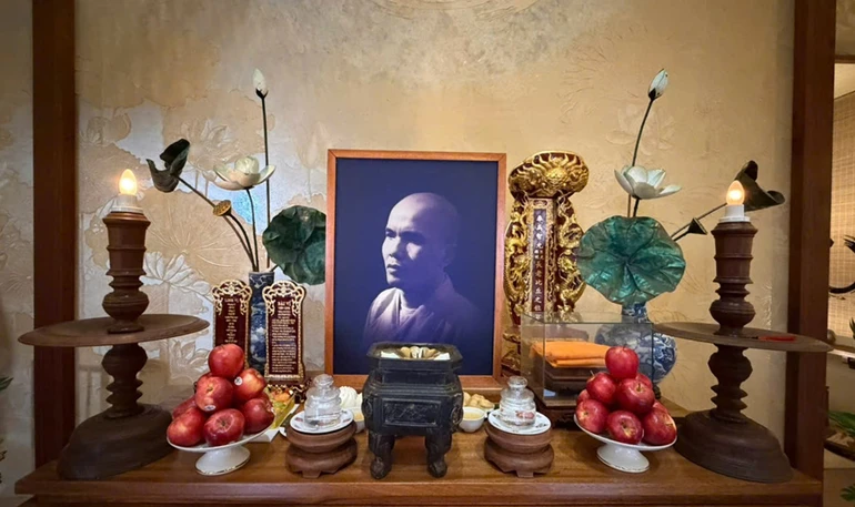 Di ảnh và long vị cố Trưởng lão Hòa thượng Thích Trí Quang được tôn trí tại thiền thất Dư Hương