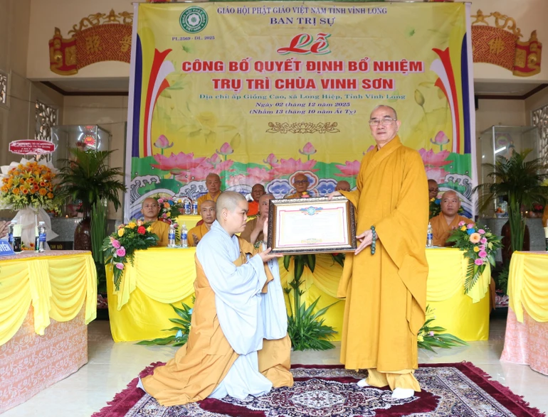 Thượng tọa Thích Lệ Lạc trao quyết định bổ nhiệm trụ trì chùa Vinh Sơn đến Sư cô Thích nữ Đức Huy 
