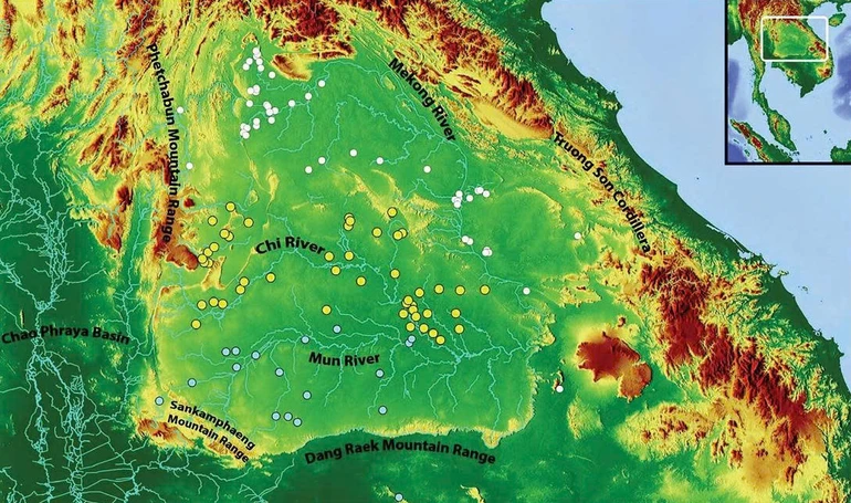 Cao nguyên Khorat, các dãy núi và vị trí các địa điểm Phật giáo trong hệ thống sông Mun (vòng tròn màu xanh), Chi (vòng tròn màu vàng) và Mekong (vòng tròn màu trắng)