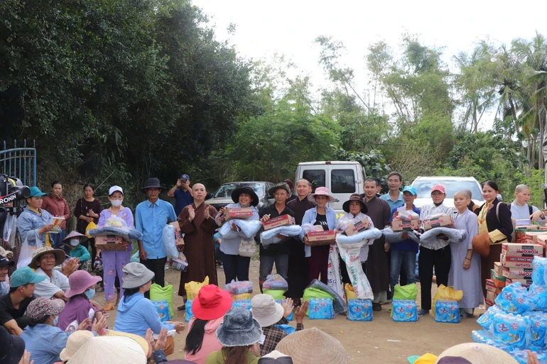 Trao 150 phần quà tại thôn Mỹ Long, xã An Dân, Phú Yên (cũ) 