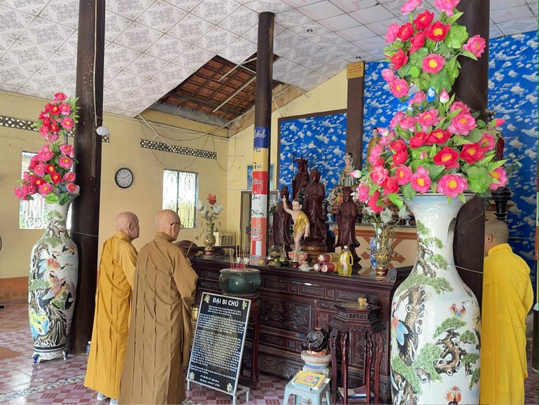 Chư tôn đức niêm hương bạch Phật