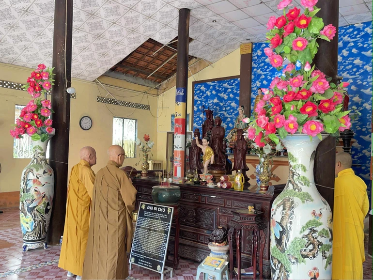 Chư tôn đức niêm hương bạch Phật