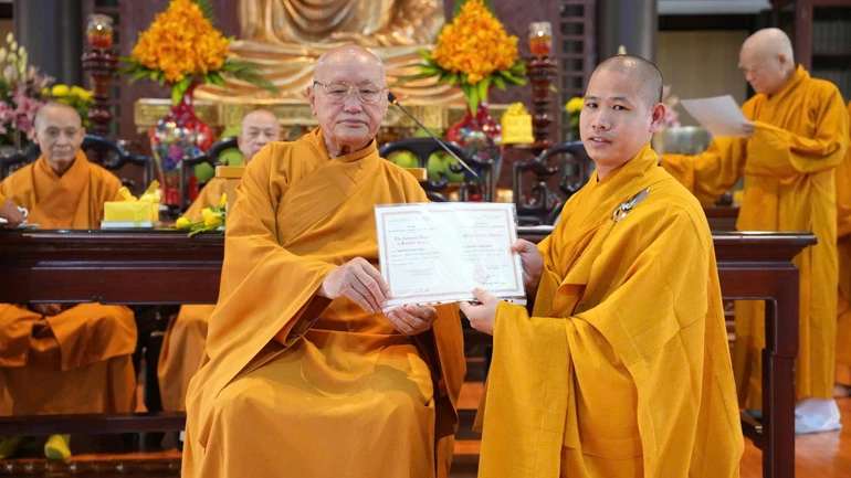 Trưởng lão Hòa thượng Thích Nhật Quang trao Bằng tốt nghiệp Cao đẳng Phật học đến Tăng sinh