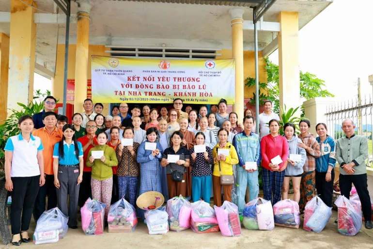 Quỹ từ thiện chùa Thiên Quang kết nối yêu thương với đồng bào bị bão lũ tại Nha Trang - Khánh Hòa