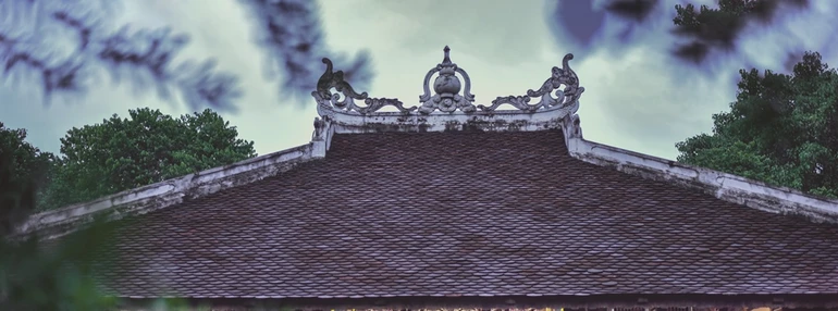 "Mái chùa che chở hồn dân tộc/ Nếp sống muôn đời của Tổ tông”