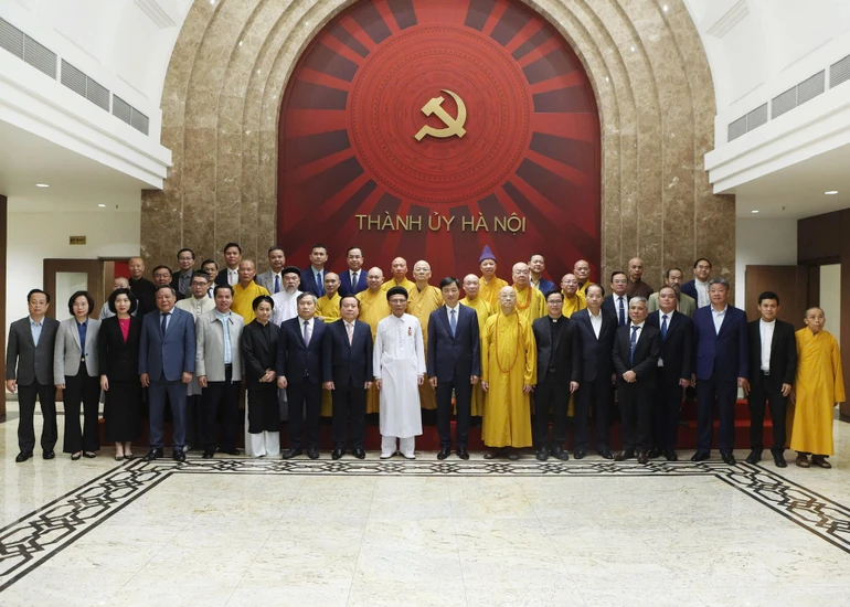 Các đại biểu chụp ảnh lưu niệm tại buổi gặp mặt