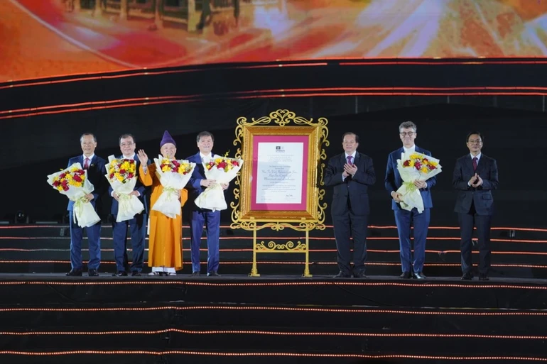 Ông Jonathan Baker, Trưởng đại diện của Tổ chức UNESCO tại Việt Nam trao Bằng công nhận ghi danh quần thể di tích và danh thắng Yên Tử - Vĩnh Nghiêm - Côn Sơn, Kiếp Bạc là Di sản văn hóa thế giới