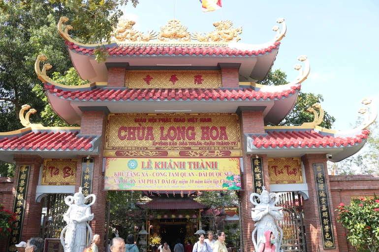 Cổng Tam quan chùa Long Hoa