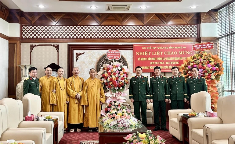 Chư tôn đức Ban Trị sự GHPGVN tỉnh tặng hoa chúc mừng Bộ Chỉ huy Quân sự tỉnh Nghệ An