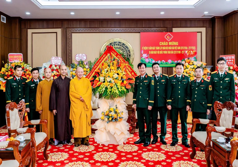 Ban Trị sự GHPGVN tỉnh Thanh Hóa tặng hoa chúc mừng Bộ Chỉ huy Quân sự tỉnh