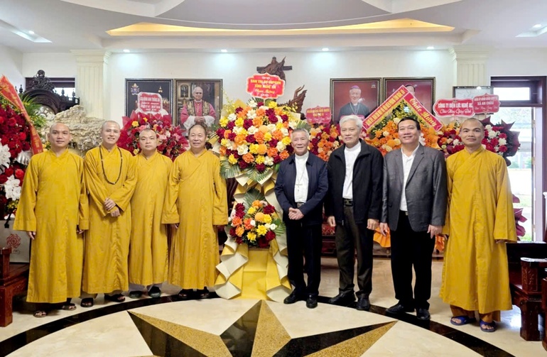 Chư tôn đức Ban Trị sự GHPGVN tỉnh Nghệ An chúc mừng Lễ Giáng sinh tại Tòa Giám mục Giáo phận Vinh