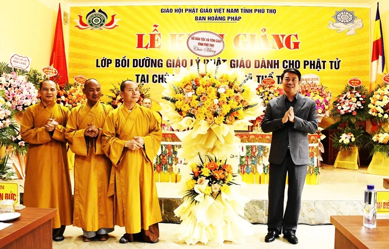 Đại diện Sở Dân tộc và Tôn giáo tỉnh Phú Thọ tặng hoa chúc mừng
