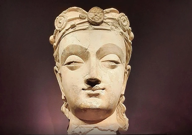 Một vị Bồ-tát theo phong cách nghệ thuật Hy Lạp - Phật giáo, được điêu khắc ở Gandhara cổ đại thời Quý Sương