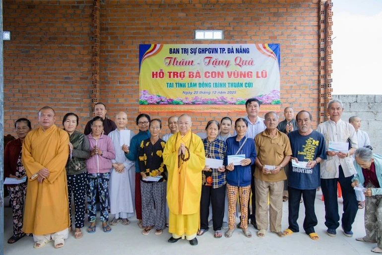 Ban Trị sự GHPGVN TP.Đà Nẵng tặng quà hỗ trợ bà con vùng lũ tại tỉnh Bình Thuận (cũ) 