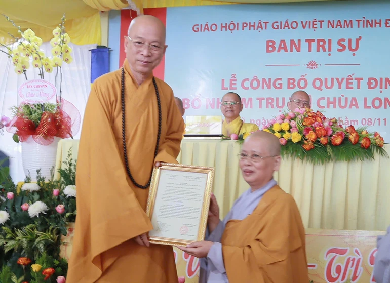 Thượng tọa Thích Huệ Khai trao quyết định bổ nhiệm trụ trì chùa Long Giao đến Ni sư Thích nữ Như Thanh
