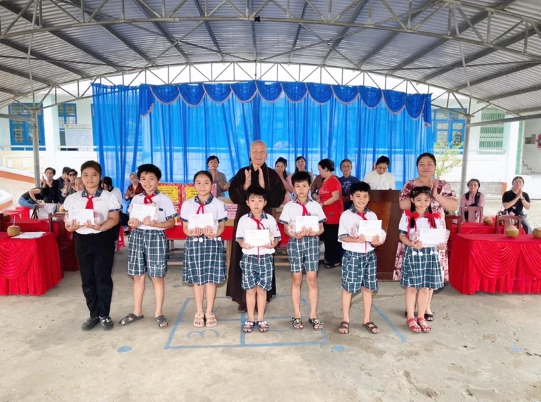 Hòa thượng Thích Chơn Không trao quà đến các em học sinh