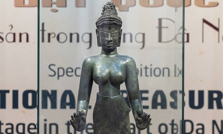 Tượng Bồ-tát Tara, bảo vật quốc gia hơn 1.200 năm tuổi, lần đầu xuất hiện trước công chúng với đầy đủ hai pháp khí: đóa sen và con ốc - Ảnh: Nguyễn Đông/VNE