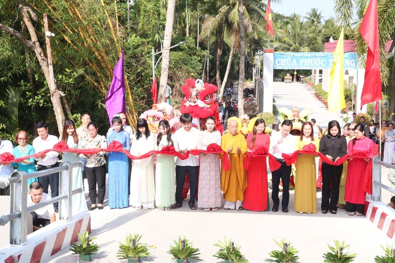 Cắt băng khánh thành cầu bê-tông nông thôn nối liền tuyến đường liên xã Phong Thạnh và Cầu Kè