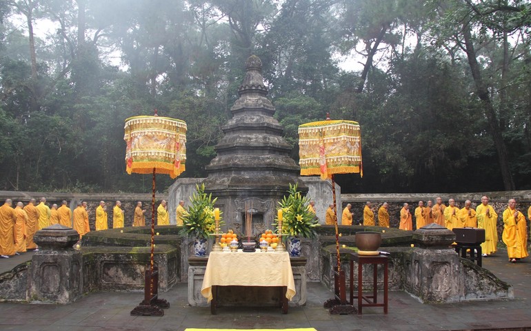 Hữu nhiễu bảo tháp Tổ sư Thiệt Diệu Liễu Quán 