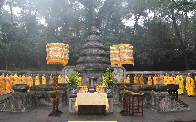 Hữu nhiễu bảo tháp Tổ sư Thiệt Diệu Liễu Quán 