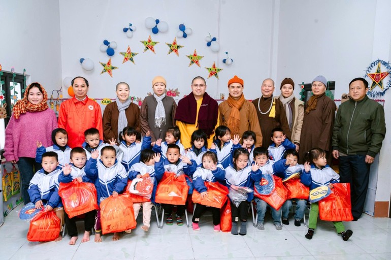 Tặng quà đến các em nhỏ