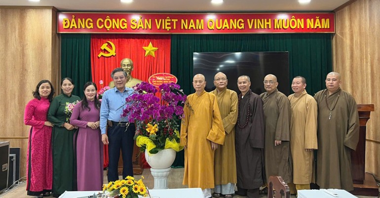 Tặng hoa chúc mừng ông Dương Minh Dũng, Ủy viên Ban Thường vụ Tỉnh ủy, Trưởng ban Tuyên giáo và Dân vận Tỉnh ủy Đồng Nai