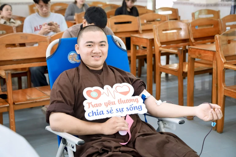 Chư Tăng tham gia hiến máu nhân đạo