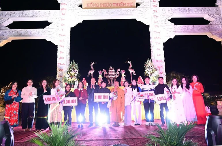 Thượng tọa Thích Tục Khang cùng đại diện chính quyền, các nhà hảo tâm, thành viên Quỹ từ thiện Chân Như trao 6 phần quà, mỗi phần quà 5 triệu đồng, cùng 1 máy tính laptop trị giá 19 triệu đồng đến các em học sinh, sinh viên