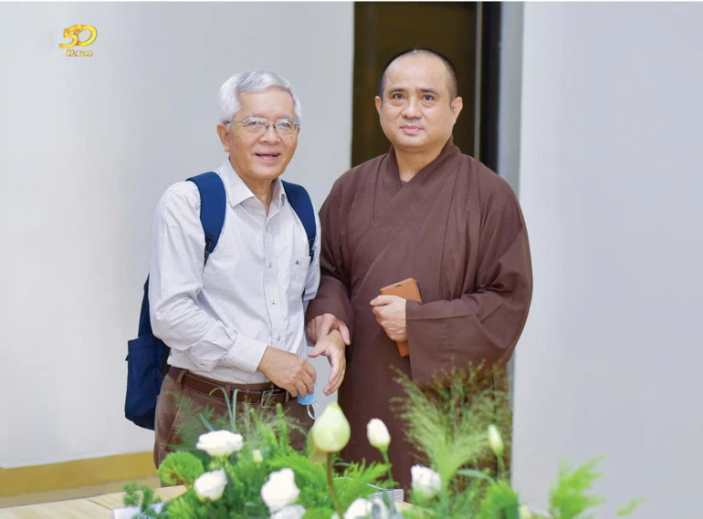 Giáo sư Huỳnh Như Phương với Thượng tọa Thích Tâm Hải tại trụ sở tòa soạn Báo Giác Ngộ trong một sinh hoạt văn hóa - Ảnh: Quảng Đạo
