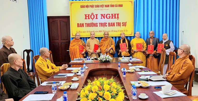 Trao quyết định thành lập Tổ công tác Phật sự liên ngành tỉnh Cà Mau 