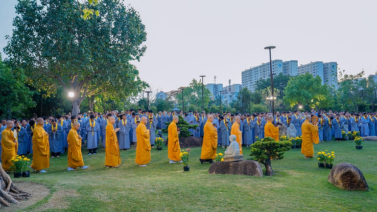 Cung thỉnh Đại lão Hòa thượng Thích Trí Quảng và chư Tăng quang lâm dự Lễ vía Đức Phật A Di Đà tại chùa Huê Nghiêm - Ảnh: Nguyện Truyền/BGN
