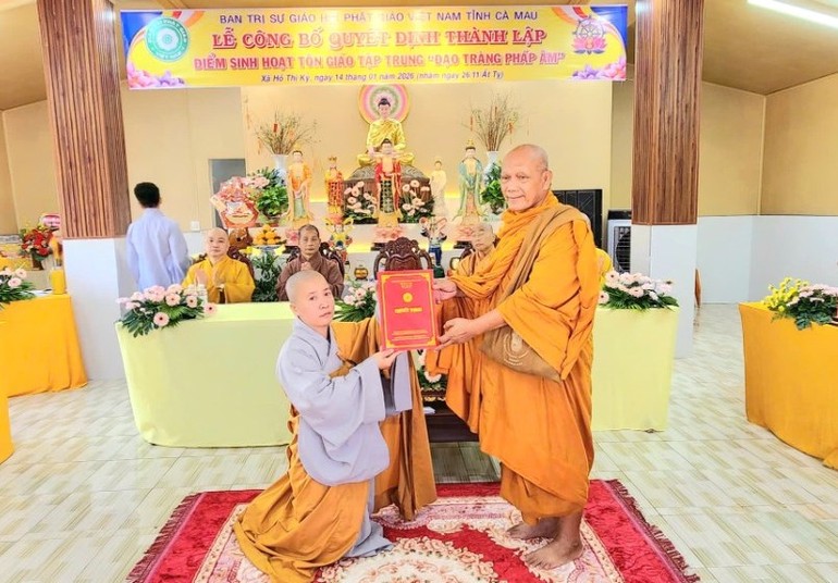 Hòa thượng Thạch Hà trao quyết định thành lập điểm sinh hoạt tôn giáo tập trung Pháp Âm đến Sư cô Thích nữ Trung Tuệ