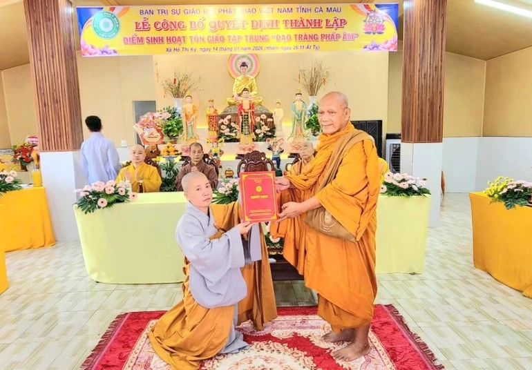Hòa thượng Thạch Hà trao quyết định thành lập điểm sinh hoạt tôn giáo tập trung Pháp Âm đến Sư cô Thích nữ Trung Tuệ