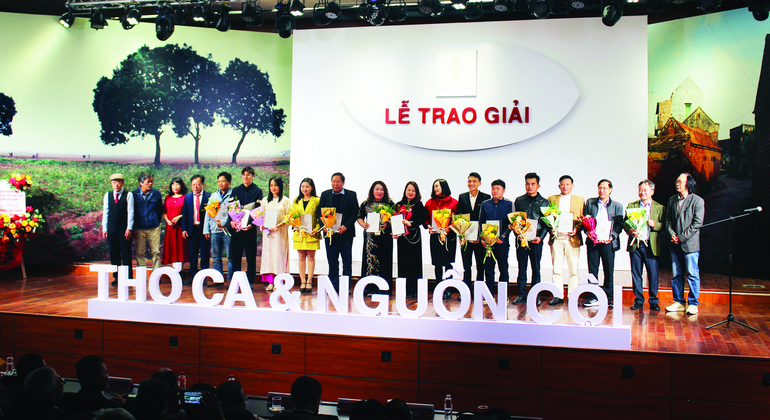 Ban Tổ chức trao giải đến các tác giả