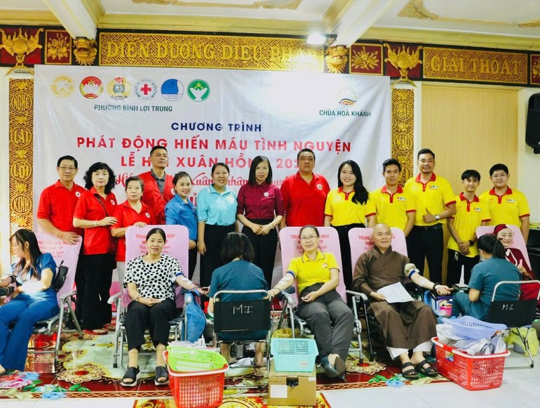 Chư Tăng, Phật tử tham gia hiến máu tại chùa Hòa Khánh
