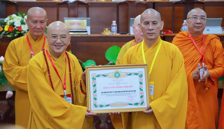 Hòa thượng Thích Thiện Thống trao Bằng tuyên dương công đức của GHPGVN đến Hòa thượng Thích Khế Chơn, Trưởng ban Hướng dẫn Phật tử T.Ư - Ảnh: Trung Thắng