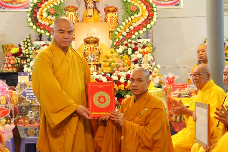 Thượng tọa Thích Tĩnh Triệt trao quyết định bổ nhiệm trụ trì chùa Phước Hòa đến Đại đức Thích Phước Tâm 