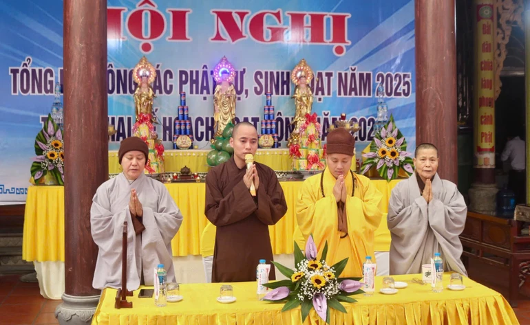 Chư tôn đức chứng minh lễ tổng kết công tác Phật sự năm 2025 của Phân ban Gia đình Phật tử tỉnh Hưng Yên