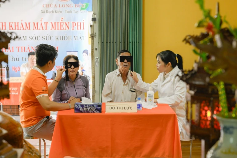 Hỗ trợ đo thị lực cho người dân