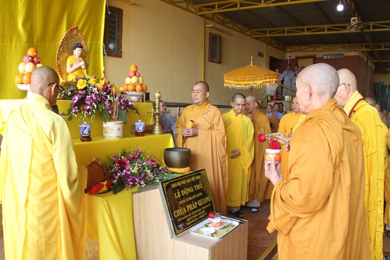 Chư tôn đức cử hành nghi thức sái tịnh, cầu nguyện khởi công xây dựng chùa Pháp Quang