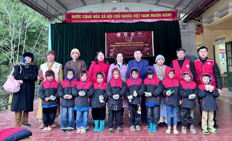 888 chiếc áo ấm, mũ len, tất chân được trao cho các em học sinh đồng bào dân tộc