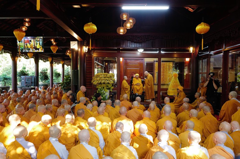 Chư tôn đức Tăng Ni môn hạ đệ tử bên Trưởng lão Hòa thượng Tôn sư - Thiền sư Thích Thanh Từ