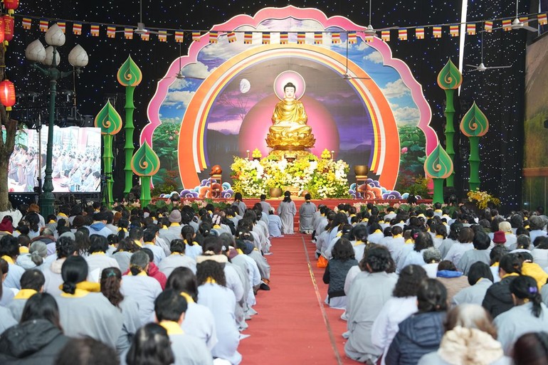 Gần 4.000 Phật tử Đạo tràng Pháp Hoa miền Bắc về chùa Bằng tham dự khóa tu trong hai ngày 25, 26-1 (nhằm mùng 7, 8 -12- Ất Tỵ)