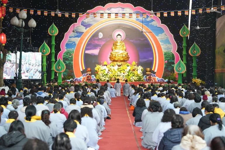 Gần 4.000 Phật tử Đạo tràng Pháp Hoa miền Bắc về chùa Bằng tham dự khóa tu trong hai ngày 25, 26-1 (nhằm mùng 7, 8 -12- Ất Tỵ)