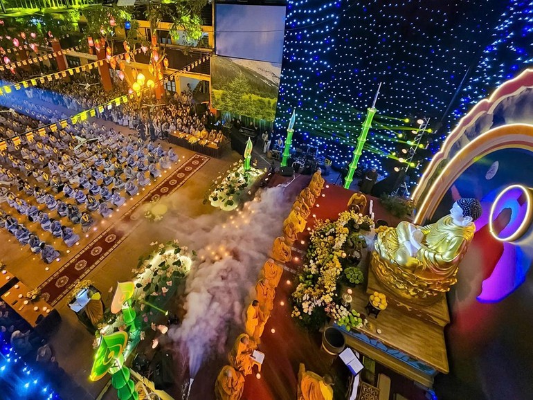 Đêm hoa đăng kính mừng Phật thành đạo tại chùa Bằng