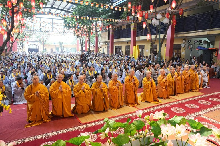 Chư tôn giáo phẩm và toàn thể Phật tử Đạo tràng Pháp Hoa miền Bắc cung kính lắng nghe đạo từ của Đại lão Hòa thượng Tôn sư - Đức Pháp chủ GHPGVN