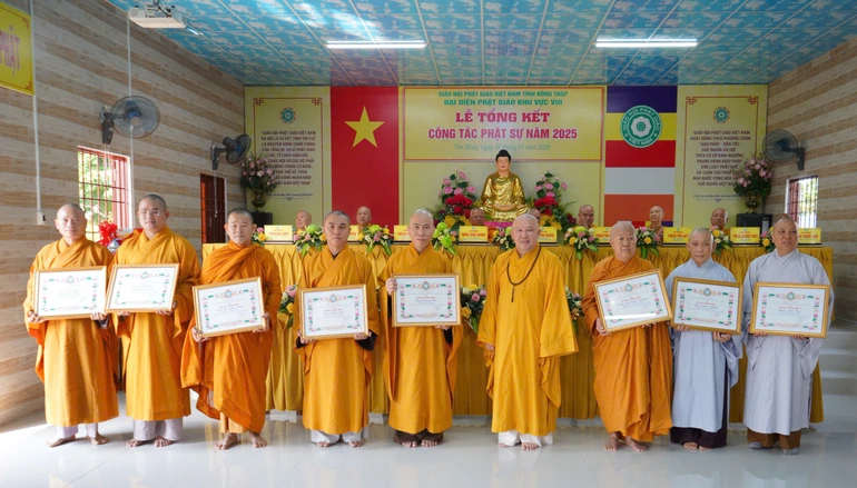 Trao Bằng công đức đến chư Tăng Ni thuộc Khu vực VIII 