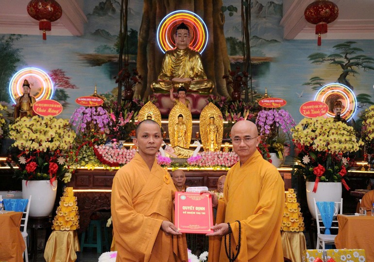 Thượng tọa Thích Thiện Quý trao quyết định bổ nhiệm trụ trì chùa Linh Sơn đến Đại đức Thích Thiện Lâm
