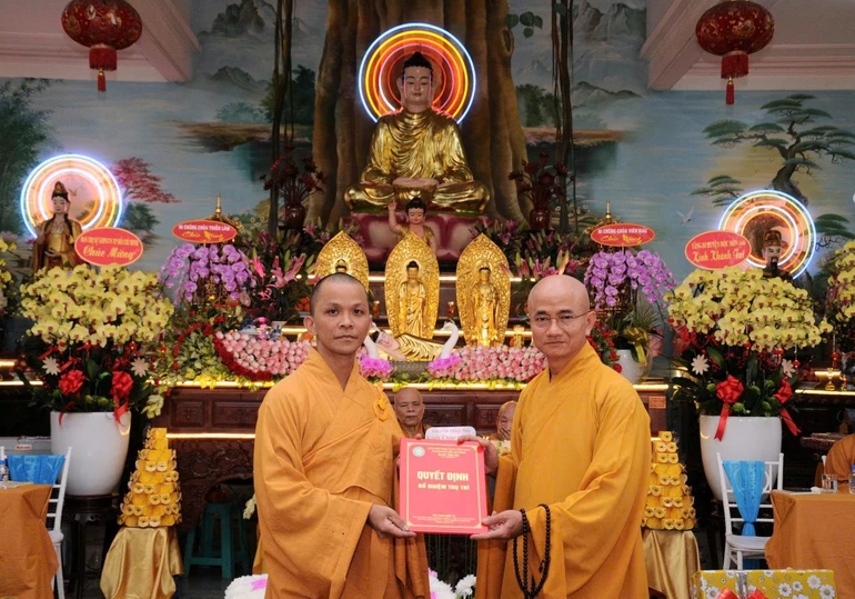 Thượng tọa Thích Thiện Quý trao quyết định bổ nhiệm trụ trì chùa Linh Sơn đến Đại đức Thích Thiện Lâm